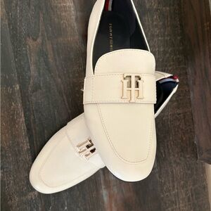 Tommy Hilfiger Men’s Cream Leather Slip-On Loafers with Gold Logo